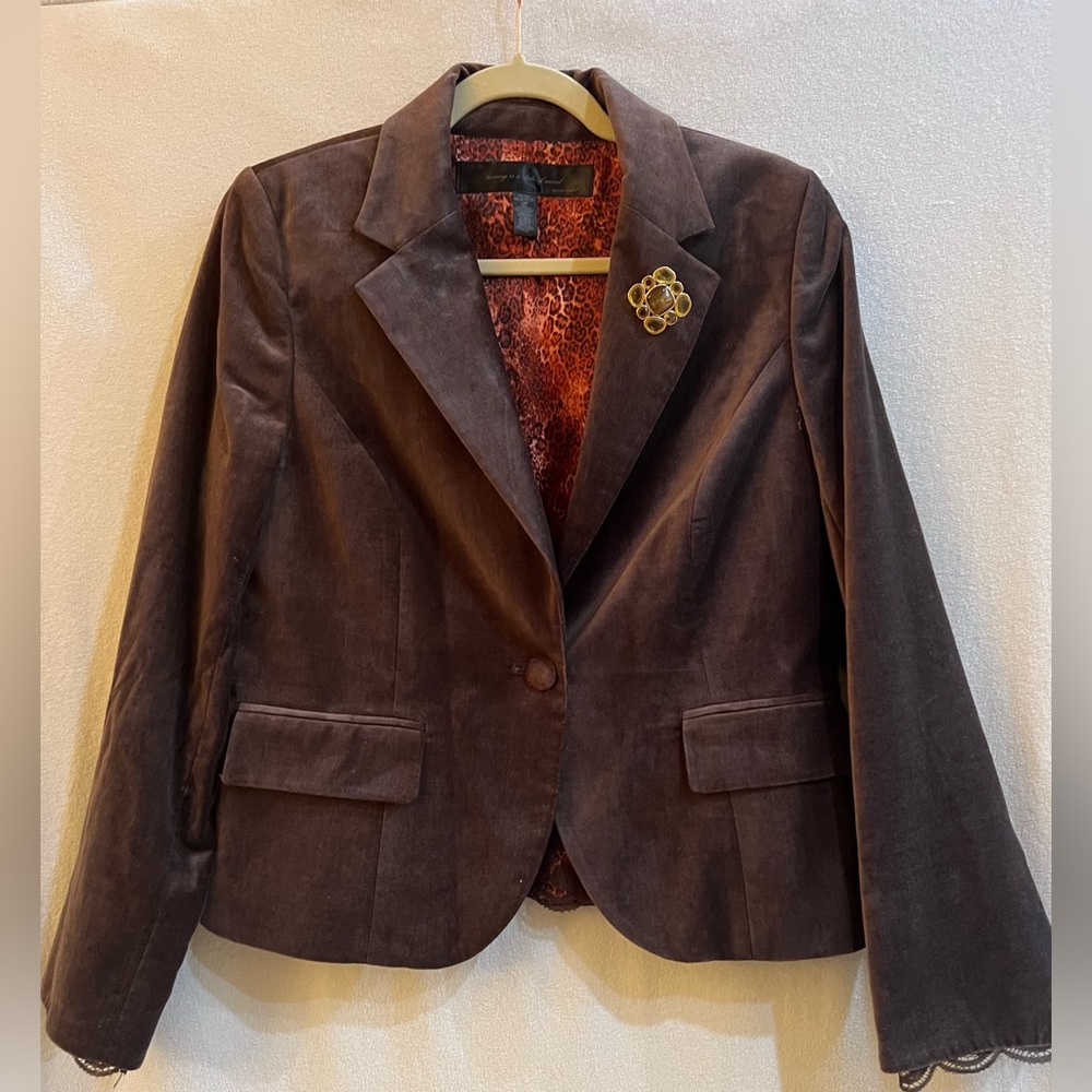Apostrophe Size 12P brown velvet blazer with lace detail at cuffs. Fully lined.